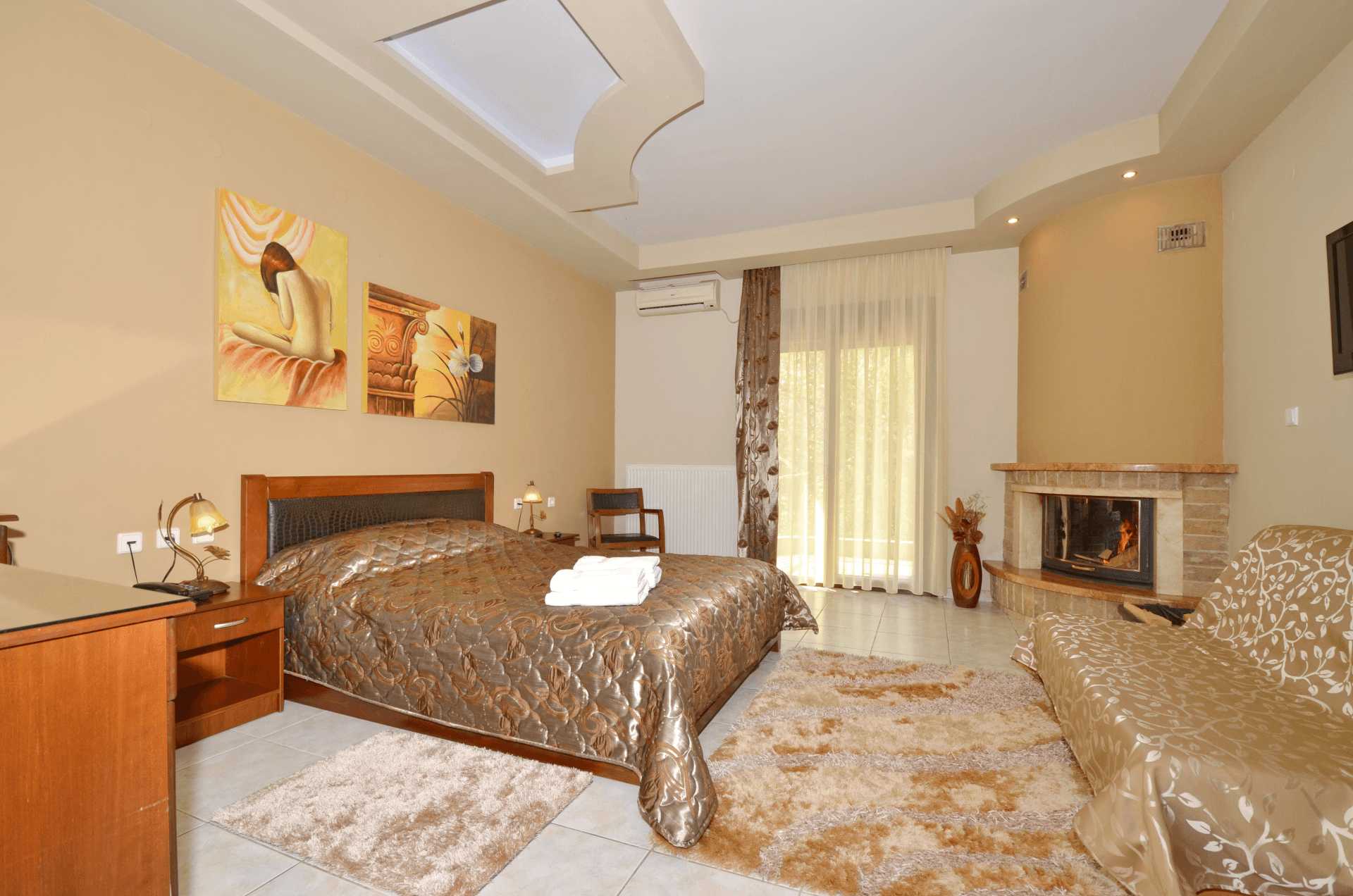 room with fireplace in Loutraki Pella