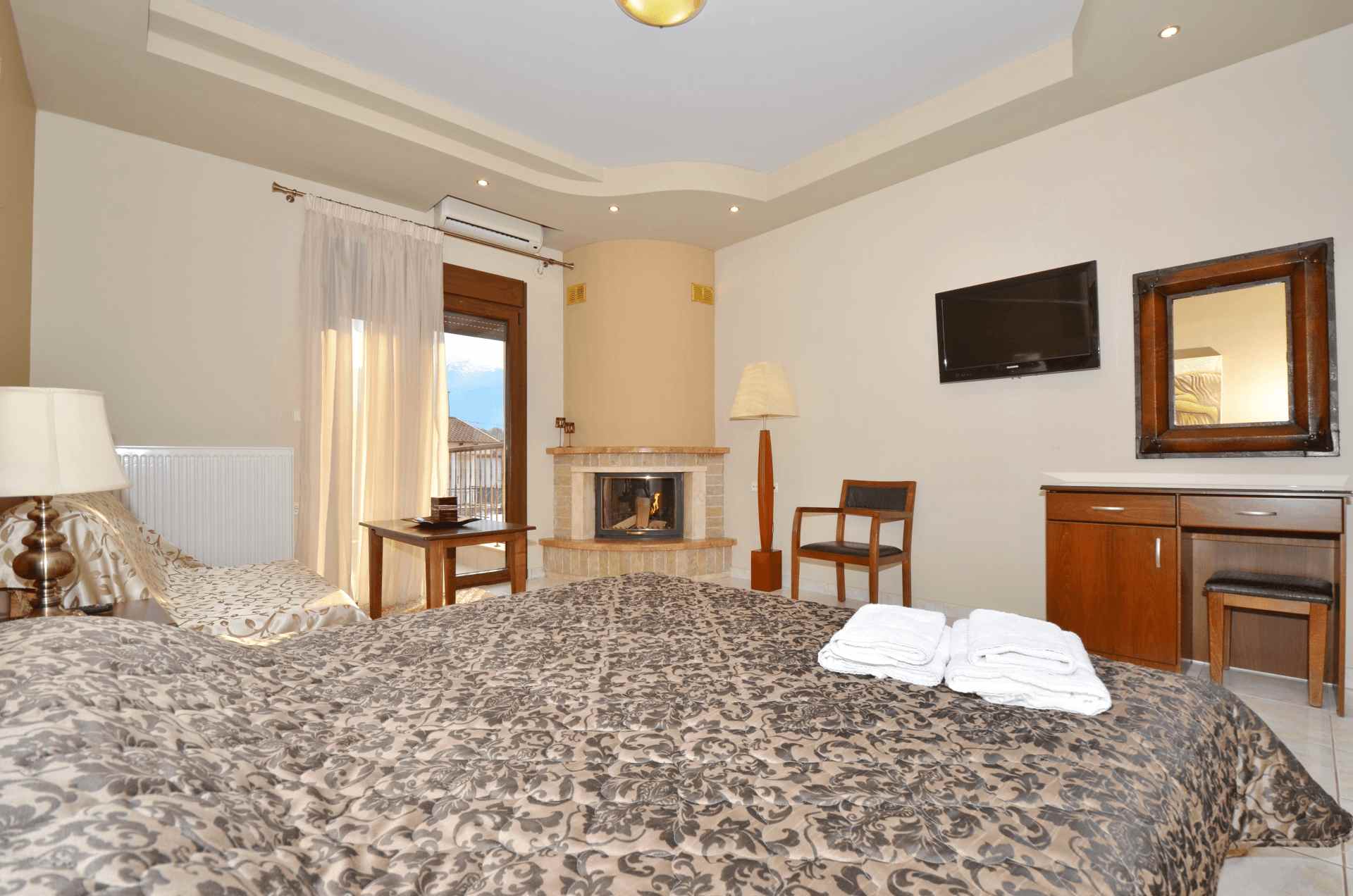 room with fireplace in Loutraki Pella