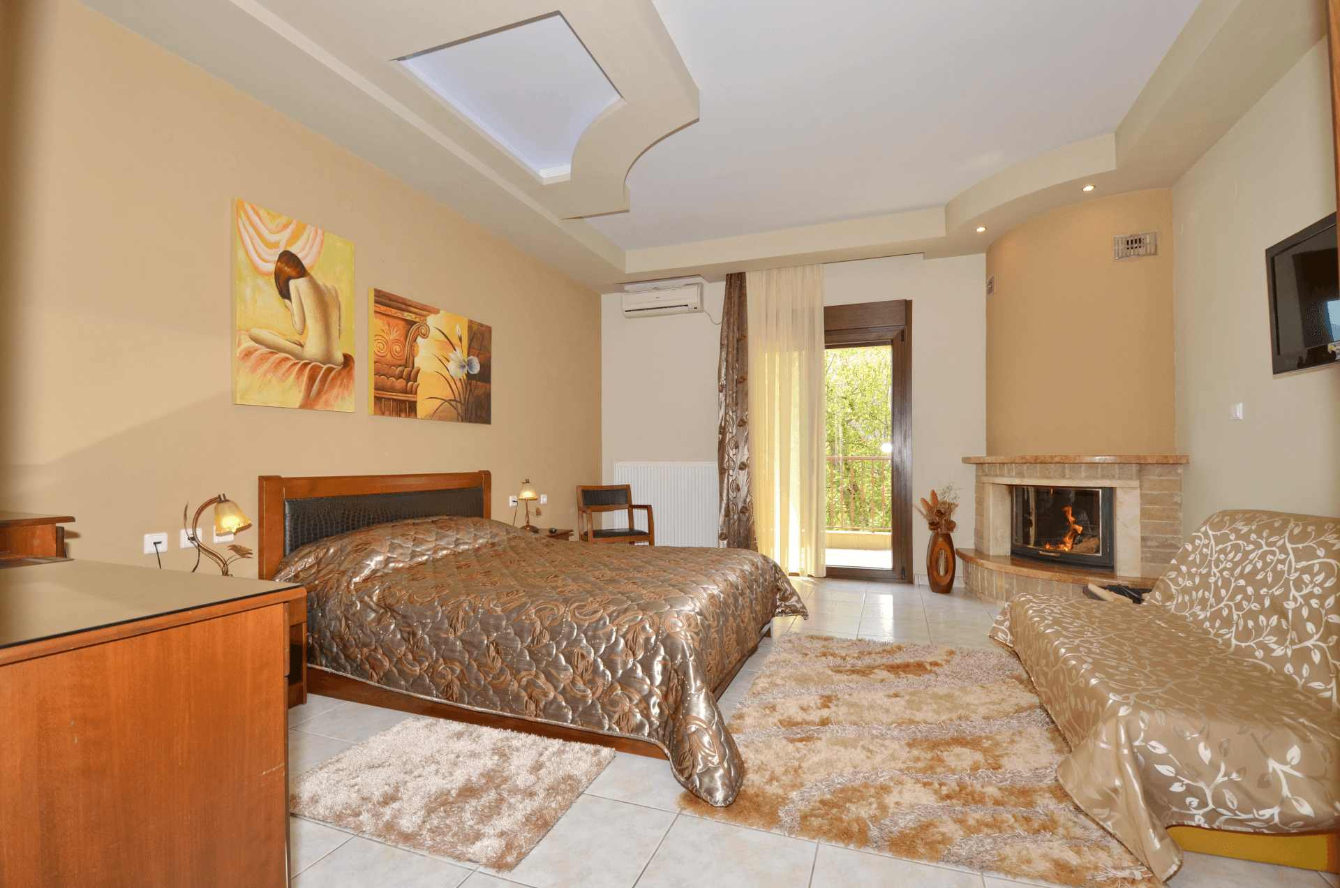 room with fireplace in Loutraki Pella